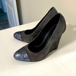 Tory Burch Women’s Gray Suede Wedges w/ Sparkle / Size 7 / Very Good Condition